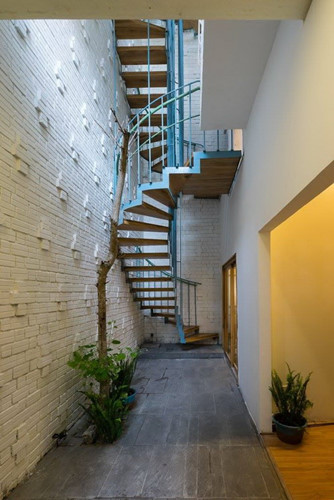 Nhờ khoảng sân độc đáo này mà ánh sáng có thể tới mọi ngóc ngách trong nhà. sân nhà