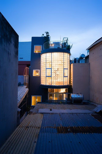 Ngôi nhà 3 tầng nằm ỏ cuối con hẻm cụt, bị bao kín bởi những ngôi nhà xung quanh, thực sự là một thách thức lớn đối với các KTS. ngôi nhà 3 tầng